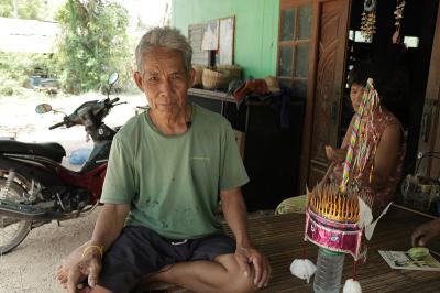 คำอธิบาย : ช่างฝีมือผู้ประดิษฐ์ชฏานาค ซึ่งมีผู้ที่ทำเป็นเพียงไม่กี่คน<br>วันที่ถ่าย  :18 เม.ย. 2559<br>ผู้ถ่าย : พัทธนันท์ โอษฐ์เจษฎา<br>ลิขสิทธิ์  : ศูนย์มานุษยวิทยาสิรินธร (องค์การมหาชน)<br>รูปแบบลิขสิทธิ์ : สัญญาอนุญาตครีเอทีฟคอมมอนส์<br>